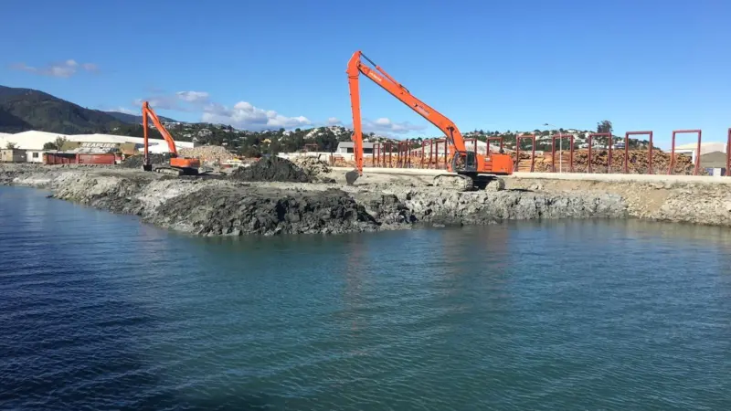 Mudcreting or polymers can be used to combat dredged sediment pollution