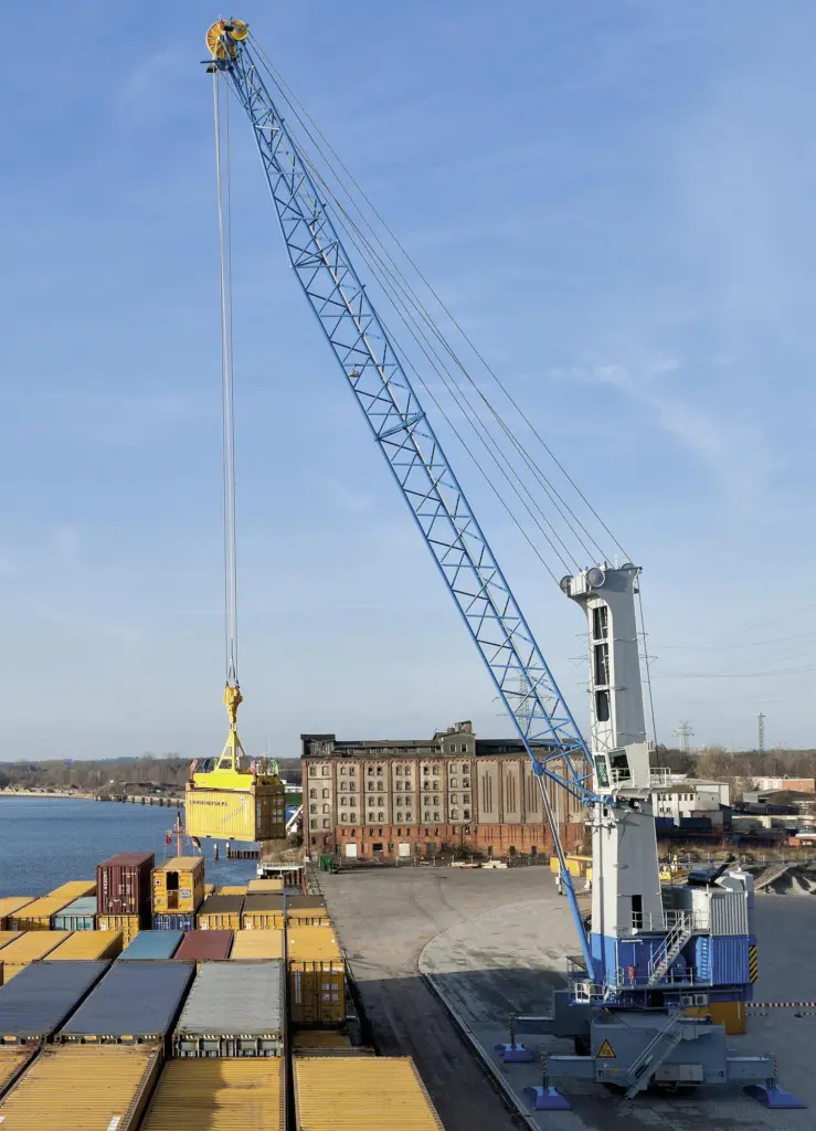 The eco-efficient, diesel-electric cranes are mainly set to handle containers and palletised fruit at the port’s new multipurpose refrigerated cargo terminal Photo: Konecranes