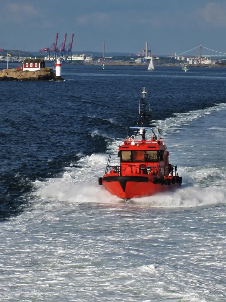 It's in a port's own interests to have a skilled pilot available. Credit: Assy, Pizabay, CC0
