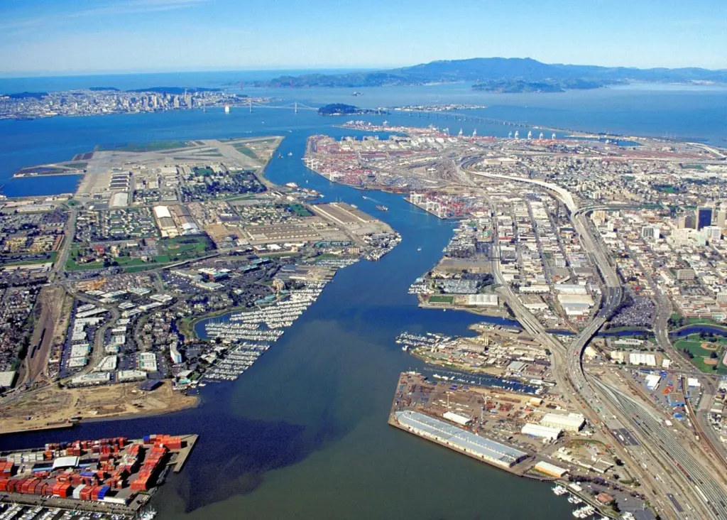 The US Port of Oakland has set an ambitious target to reduce emissions as part of its air quality improvement plan Photo: Robert Campbell Wikipedia/CC BY-SA 3.0