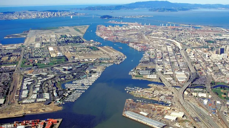 The US Port of Oakland has set an ambitious target to reduce emissions as part of its air quality improvement plan Photo: Robert Campbell Wikipedia/CC BY-SA 3.0
