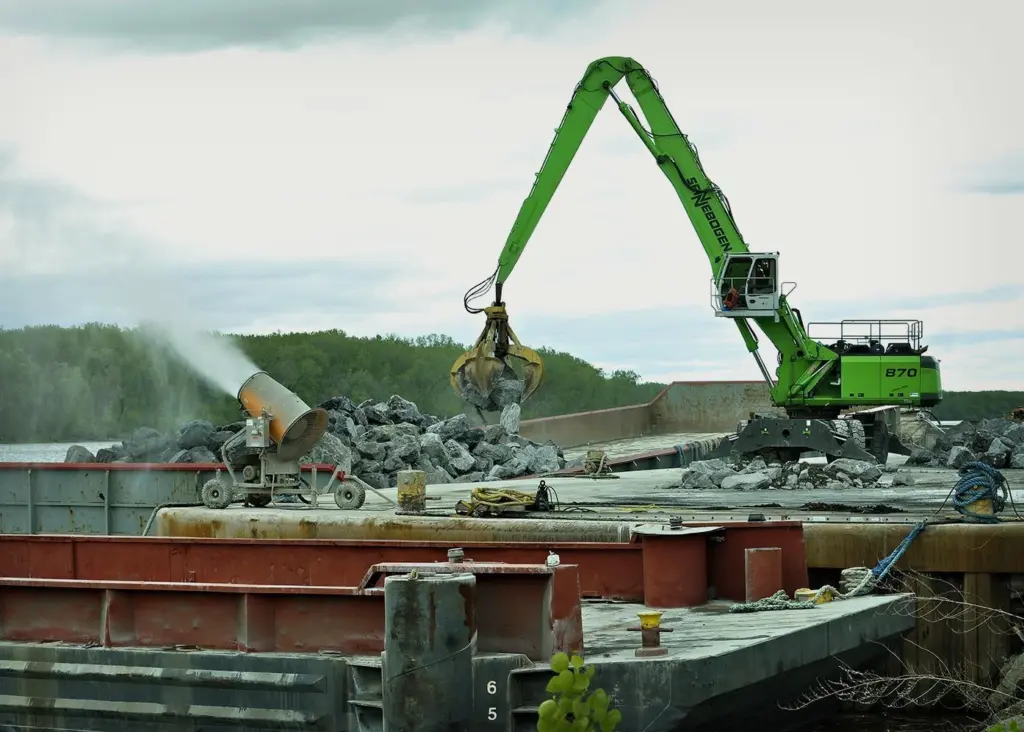 The Port of Coeymans has employed two DustBoss DB-60 atomised mist cannons from BossTek for dust suppression Photo: BossTek