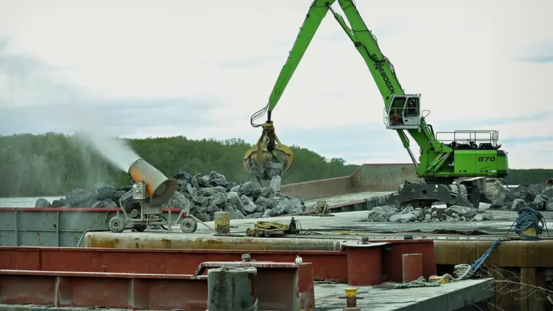 The Port of Coeymans has employed two DustBoss DB-60 atomised mist cannons from BossTek for dust suppression Photo: BossTek