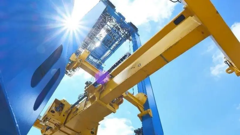 The straddle carrier’s driverless technology features integrated navigation and positioning. Photo: ZPMC