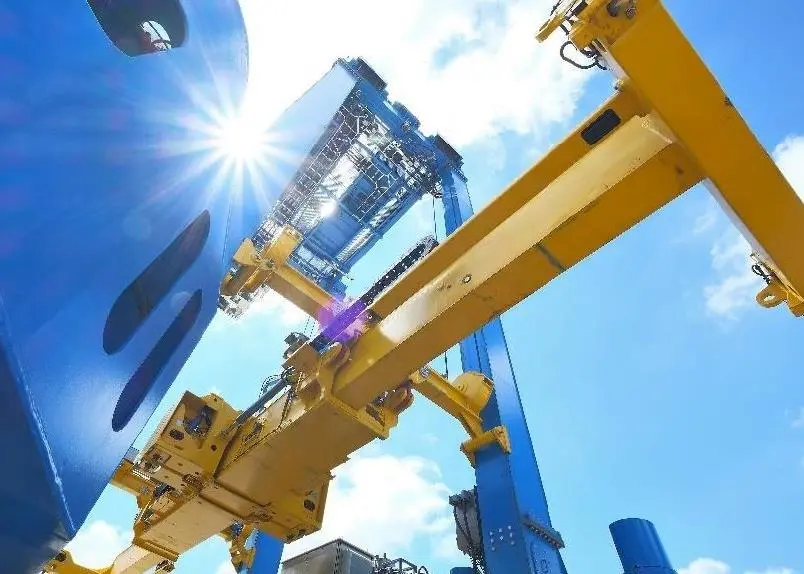 The straddle carrier’s driverless technology features integrated navigation and positioning. Photo: ZPMC