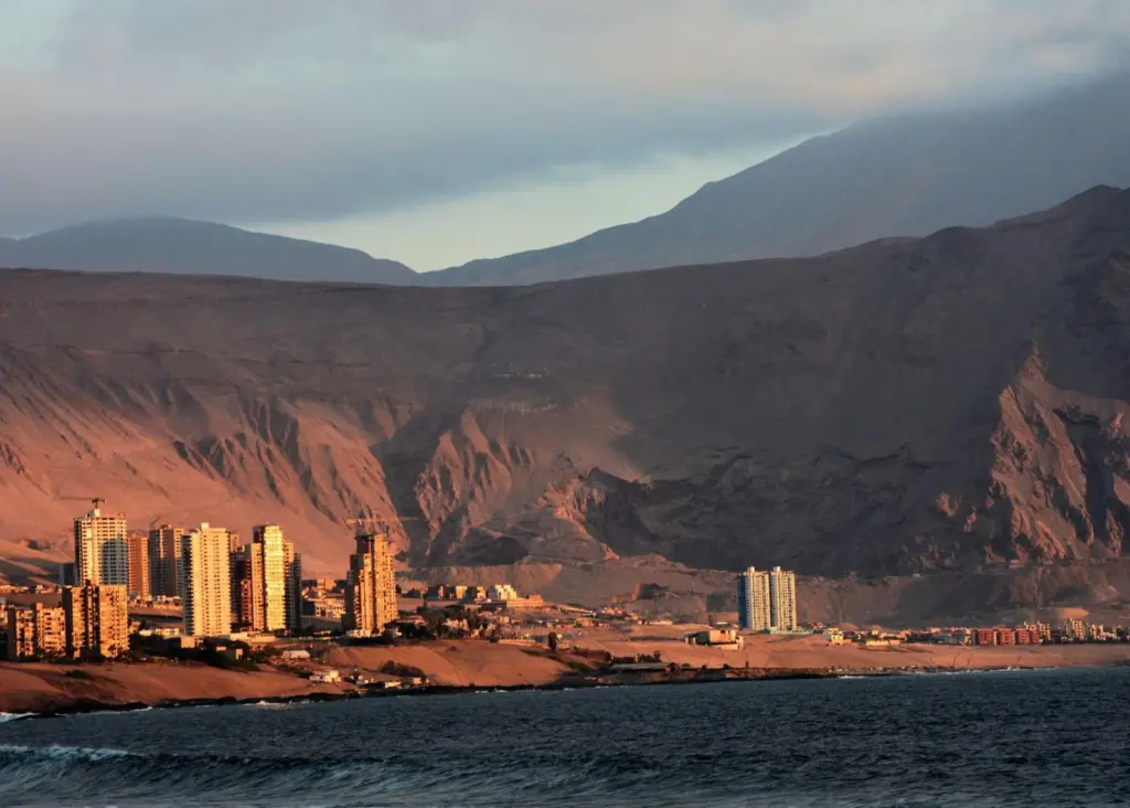 For around 70 days annually, Puerto de Iquique is closed to traffic due to high tides (image is of the city of Iquique) Photo: Mariano Mantel/flickr/CC BY-NC 2.0