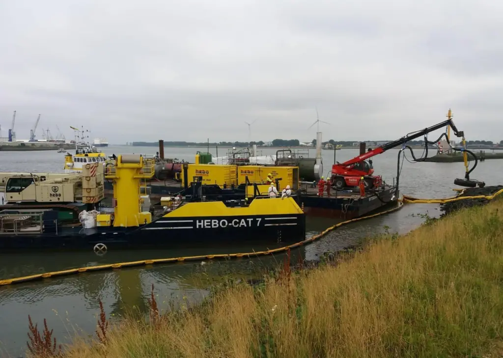 At least at five kilometres of shores have had to be replaced around the port Photo: Port of Rotterdam