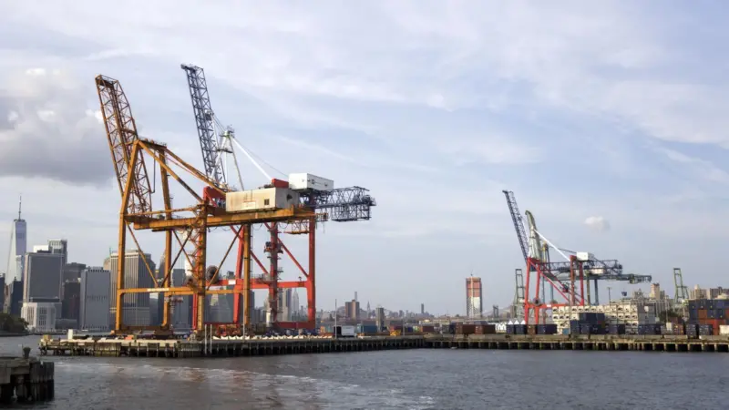 New York freight plan will reduce the amount of cargo that goes by vehicle through metropolitan areas. Credit: Goran Bogicevic, 123rf