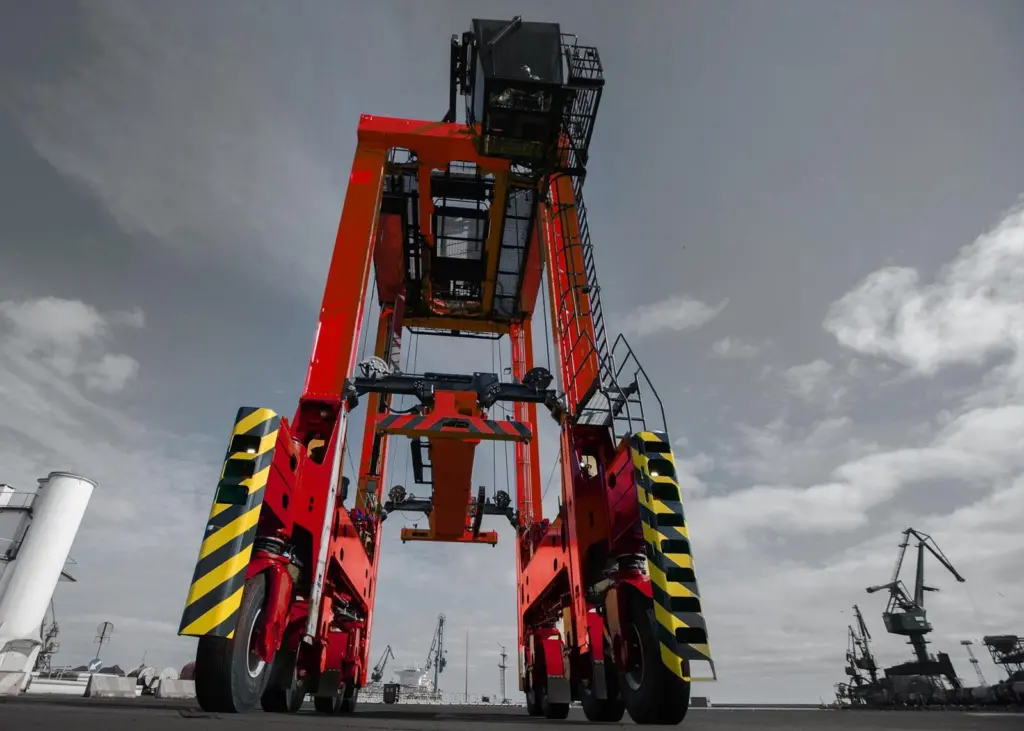 The new hybrid straddle carriers should significantly reduce both fuel consumption and CO2 emissions Photo: Kalmar
