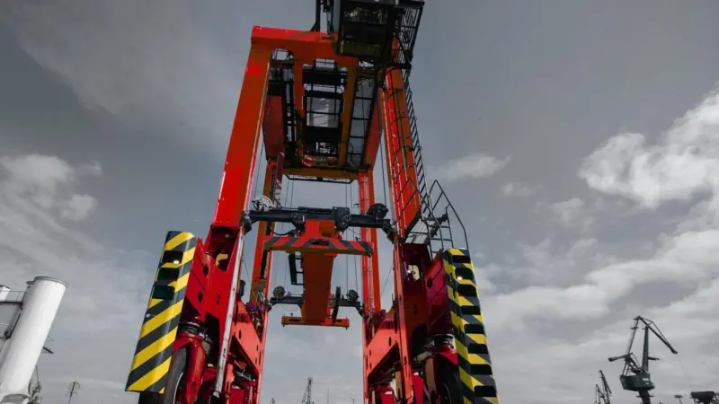 The new hybrid straddle carriers should significantly reduce both fuel consumption and CO2 emissions Photo: Kalmar