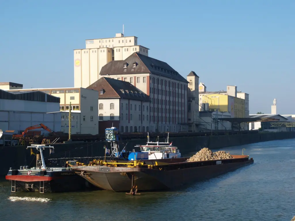 Inland ports handling bulk cargo benefit from positive economical and environmental impacts. Credit: European Federation of Inland Ports (EFIP)