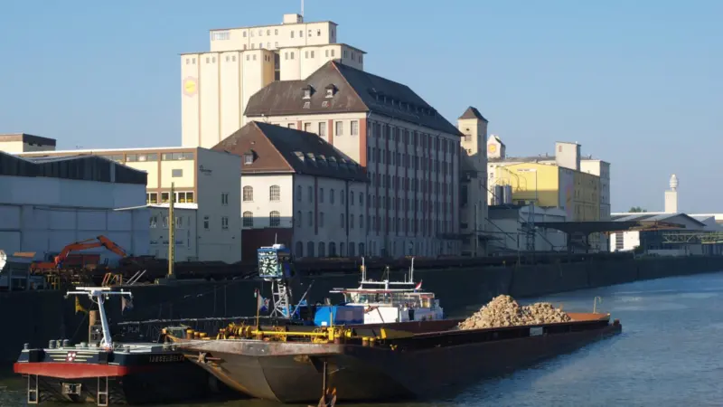 Inland ports handling bulk cargo benefit from positive economical and environmental impacts. Credit: European Federation of Inland Ports (EFIP)