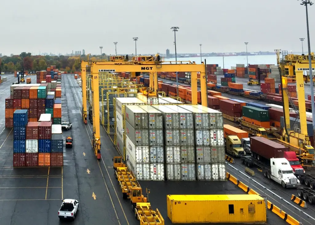 The order is made up of five e-RTGs for Cast Terminal and five for Racine Terminal and follows the retrofit of conductor bar systems Photo: Liebherr