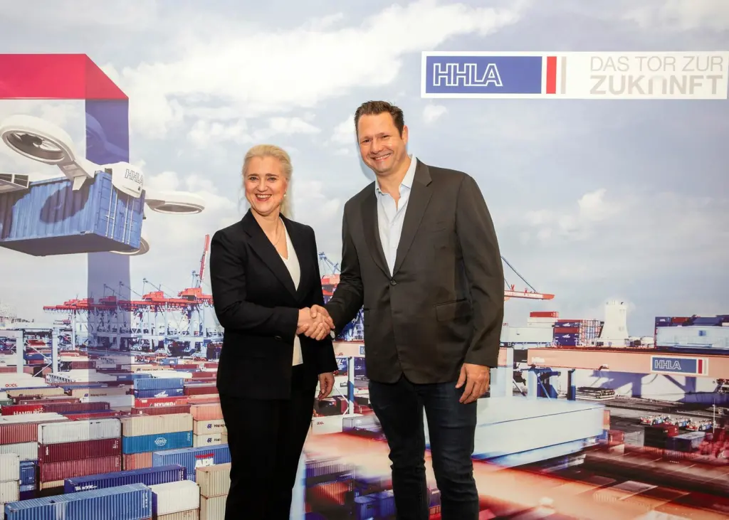 Chair of HLA's executive board, Angela Titzrath, and Dirk Ahlborn, founder and CEO of HTT, at the inception of a joint venture to build a high speed container transport system Photo: HHLA/Thies Rätze