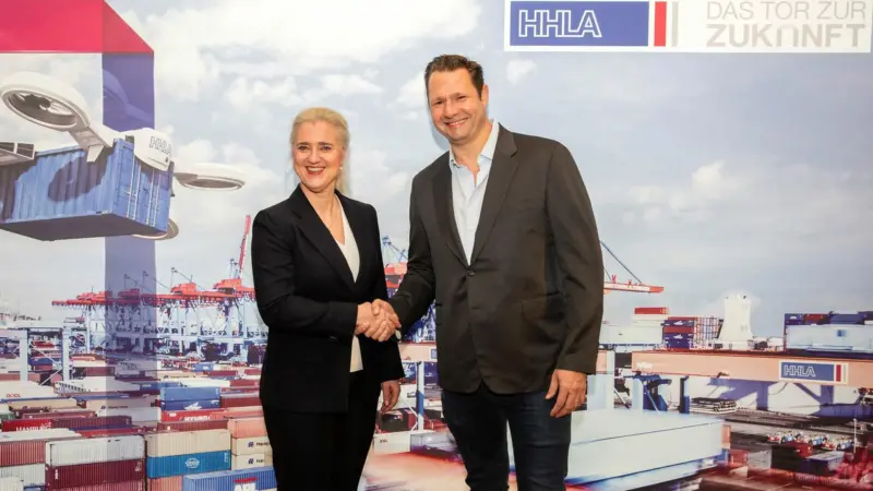 Chair of HLA's executive board, Angela Titzrath, and Dirk Ahlborn, founder and CEO of HTT, at the inception of a joint venture to build a high speed container transport system Photo: HHLA/Thies Rätze