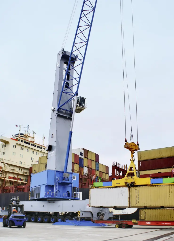 00_104424_Model_8_Mobile_Harbor_Crane