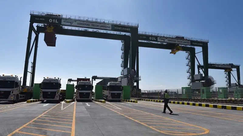 While automation at Teluk Lamong was implemented successfully there have been operational issues. Credit: Hernawan Widhi/KARURU ZABUR ANTARA NEWS 4 TTL.  CC2.0
