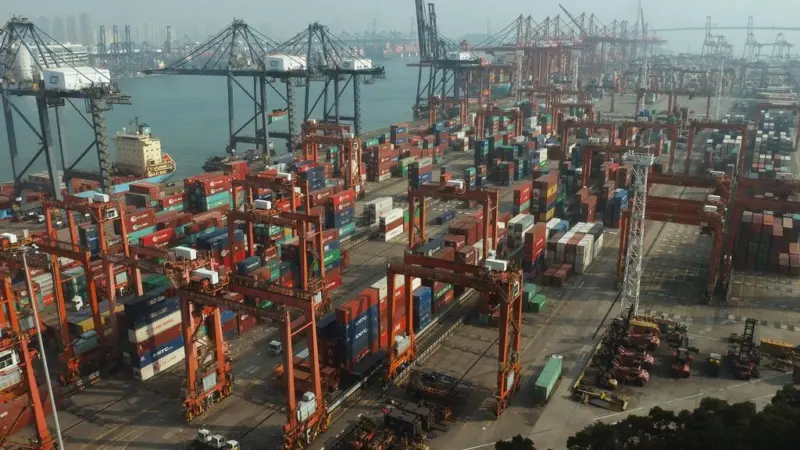 Hong Kong's higher handling costs put it at a disadvantage.  Credit: Mary Crandall, Flickr, CC BY-NC-ND 2.0