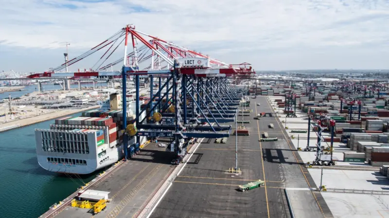 Over 50 parties showed an rest in the first bidding round for Long Beach Container Terminal. Credit: National Renewable Energy Lab, Flickr, CC BY-NC-ND 2.0