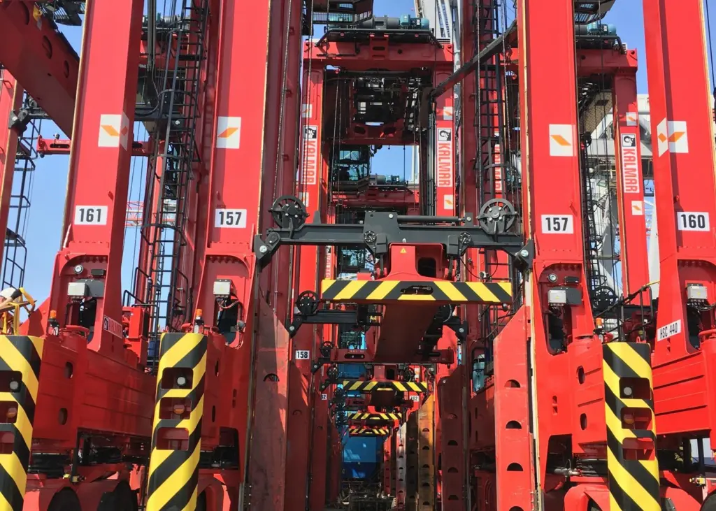 hybrid straddle carriers