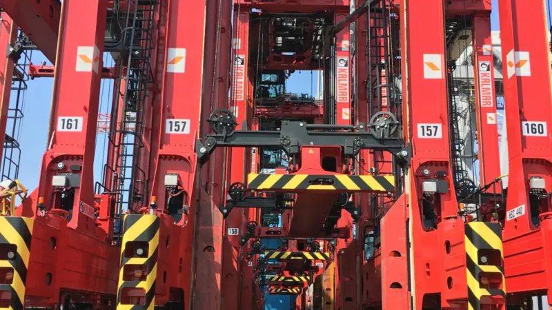 hybrid straddle carriers