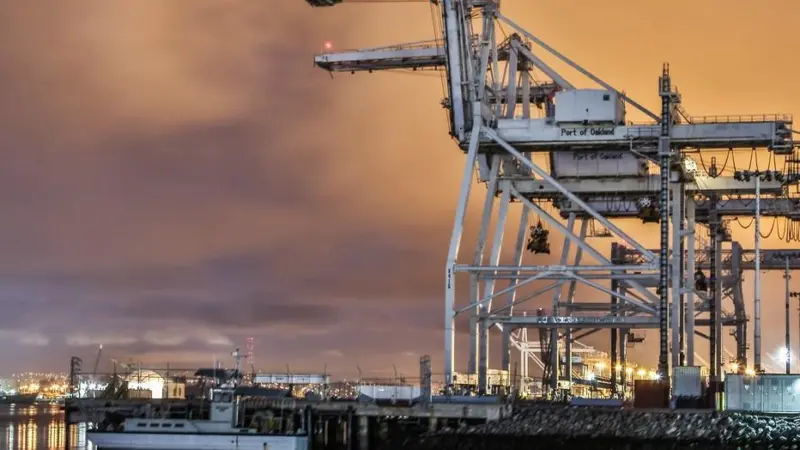 The Port of Oakland has approved a plan to improve air quality Photo: flickr.com