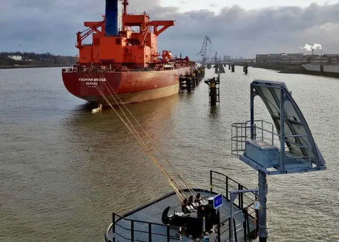 solar-powered mooring dolphin