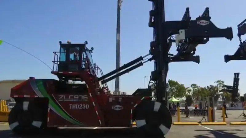 The top handlers are a key component of the port’s US$7.7 million Everport Advanced Cargo-Handling Demonstration Project Photo: POLA