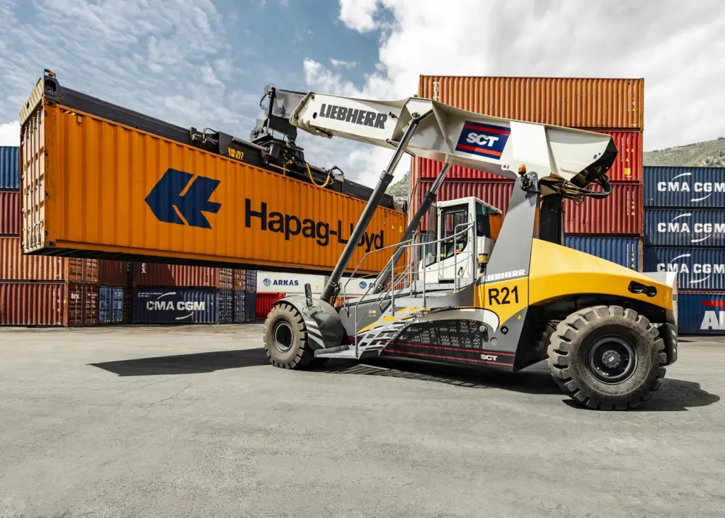 Liebherr LRS 545 reachstacker