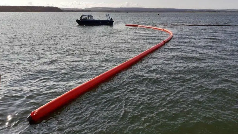 boom on water