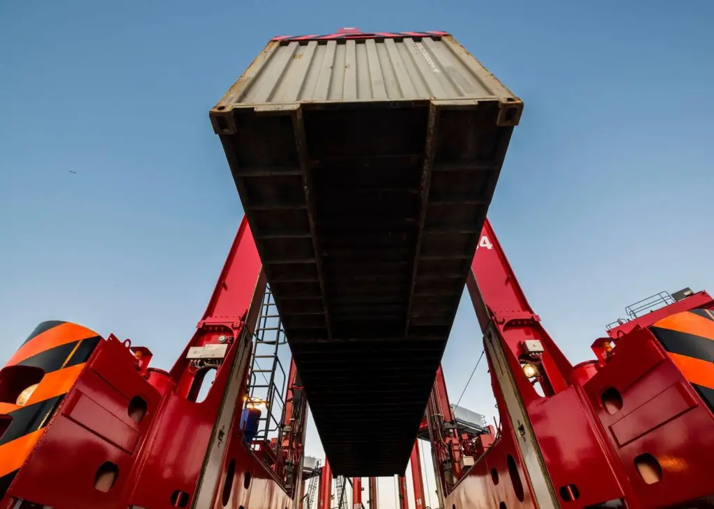 Kalmar hybrid straddle carrier