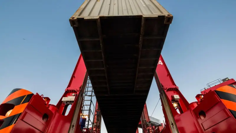 Kalmar hybrid straddle carrier