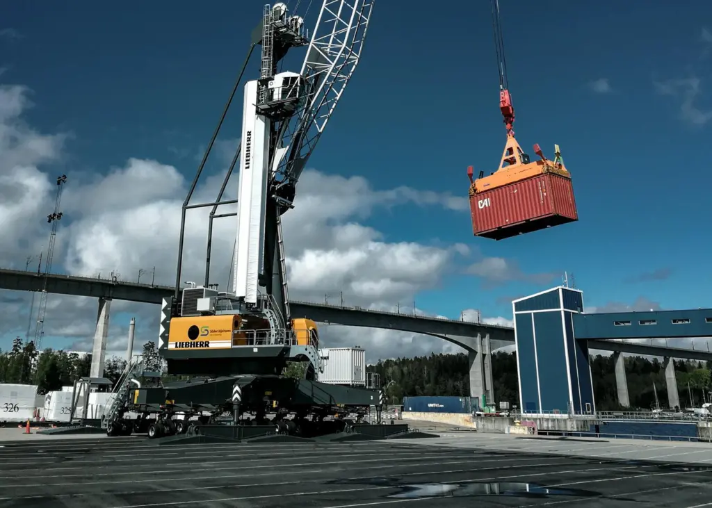 Liebherr's new low-emission LHM 420 in action Photo: Liebherr