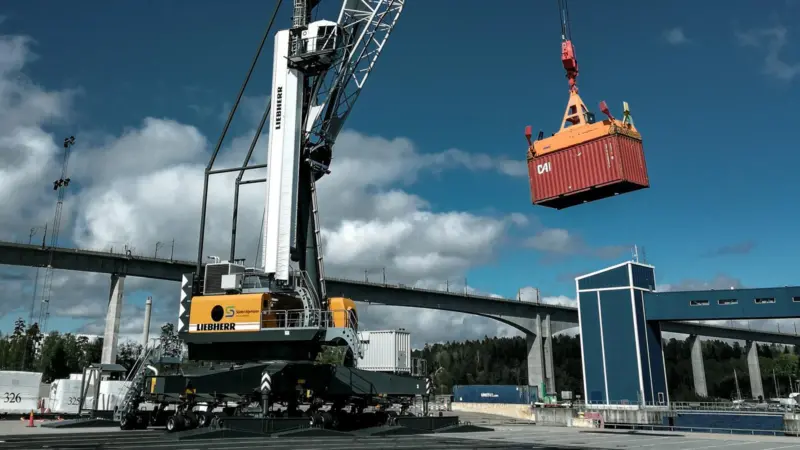 Liebherr's new low-emission LHM 420 in action Photo: Liebherr