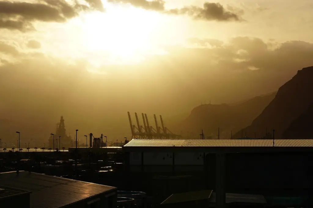 Decarbonising ports means tackling market, regulatory, costs and electrification barriers Photo: koala0815/Pixabay