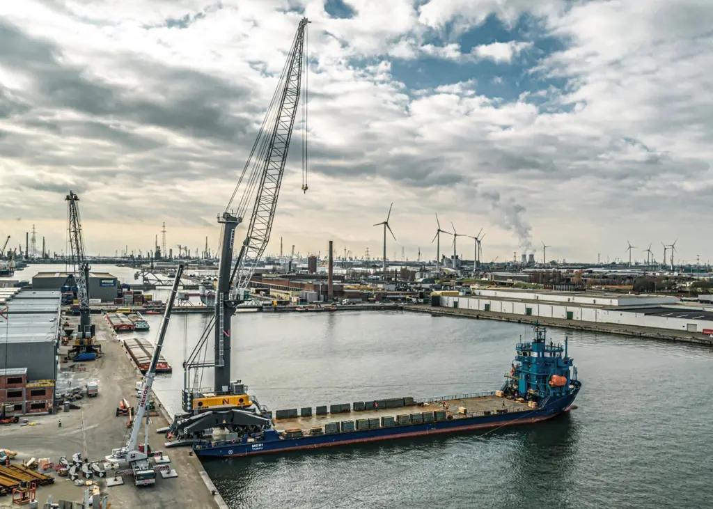 Liebherr LHM 800 mobile harbour crane