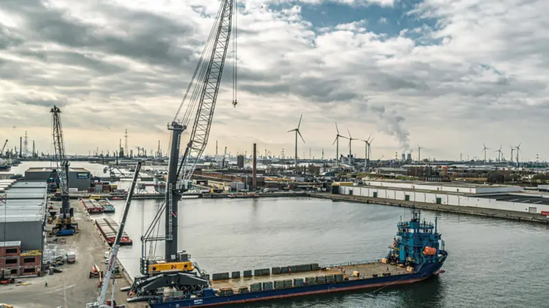 Liebherr LHM 800 mobile harbour crane