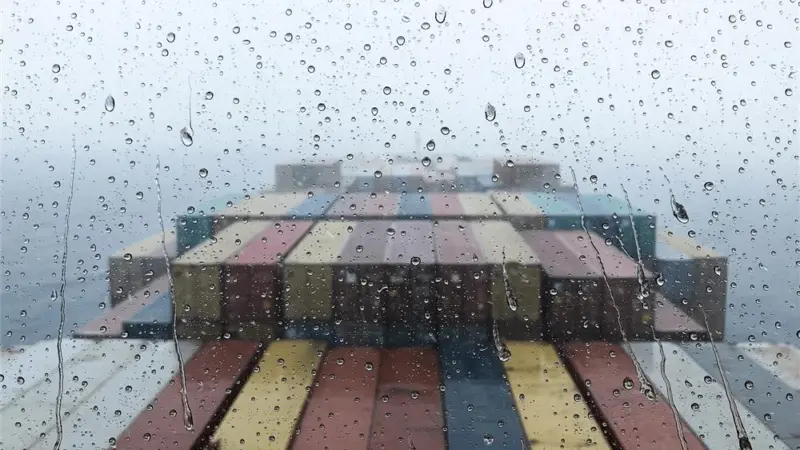container-ship-rain-wet-weather_s