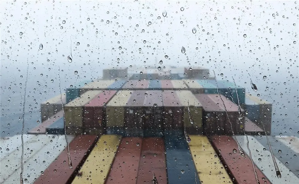 container-ship-rain-wet-weather_s