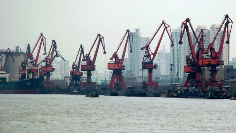 Port_of_Shanghai,_2004