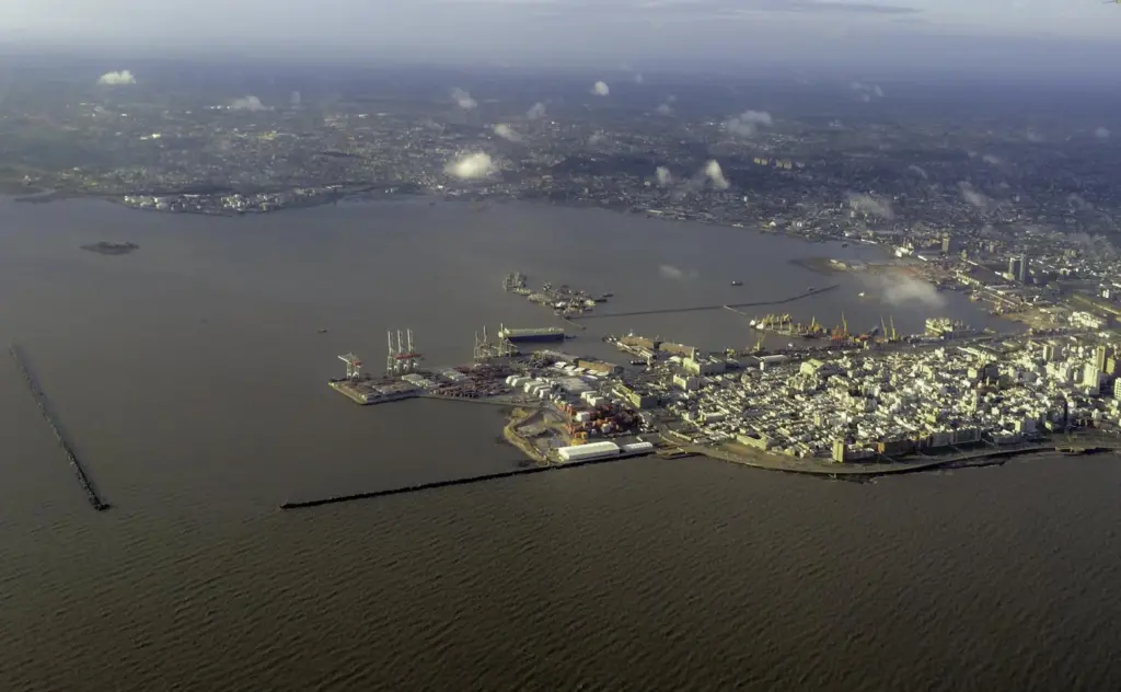 (Puerto_de_Montevideo)_Cuidad_Vieja_y_Puerto_de_Montevideo_131003-0879-jikatu_(10099992434)_(cropped)