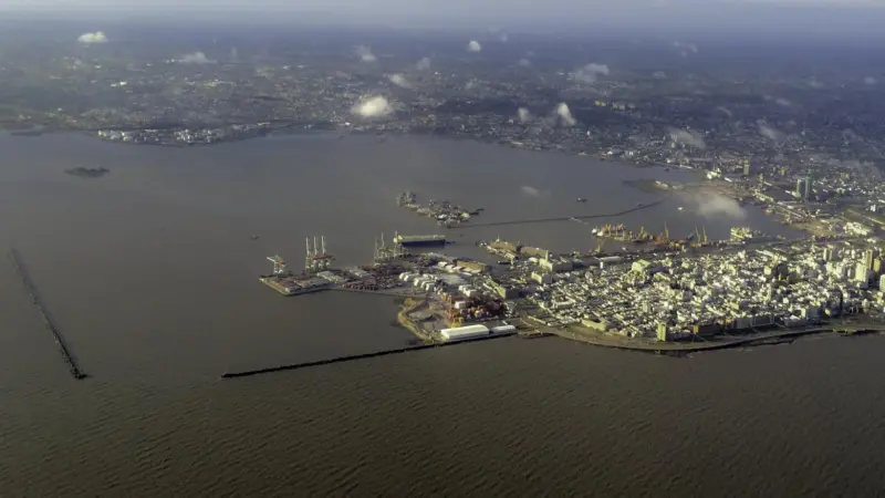 (Puerto_de_Montevideo)_Cuidad_Vieja_y_Puerto_de_Montevideo_131003-0879-jikatu_(10099992434)_(cropped)