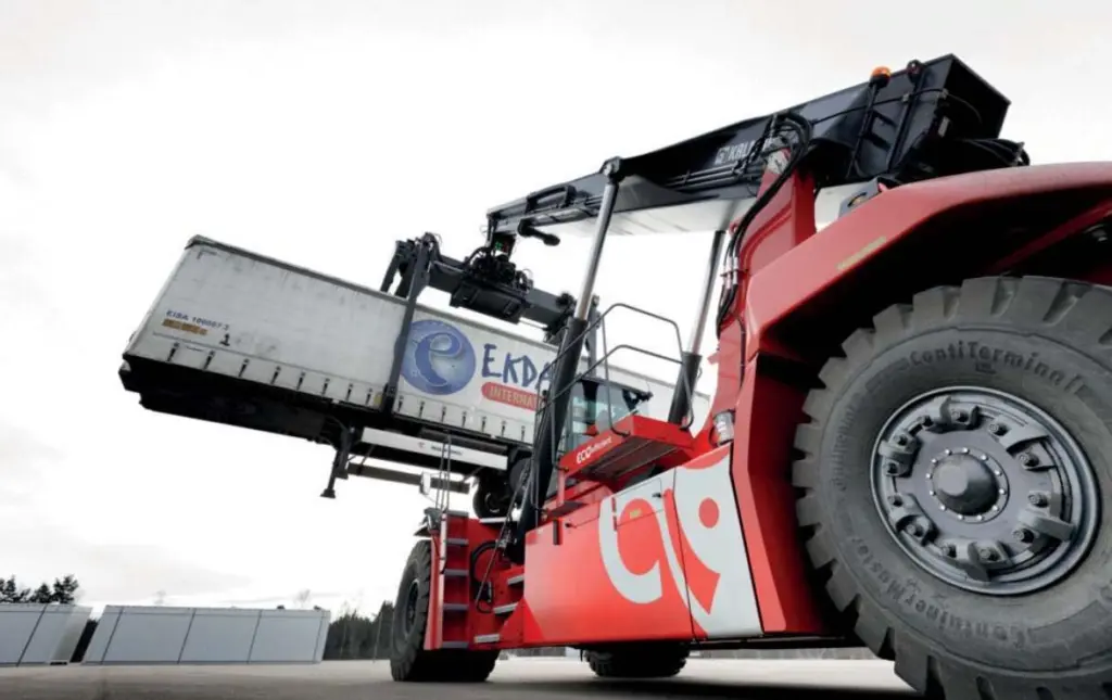 Introduced in December 2021, the Kalamar range of electric reach stackers comprises eight models – six top-lift and two combi