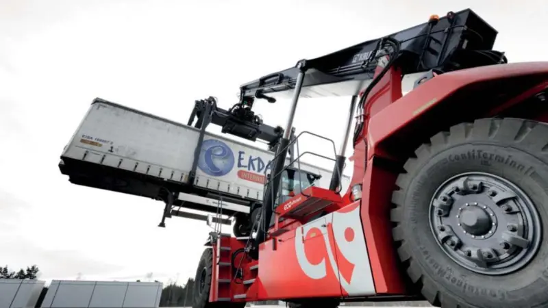 Introduced in December 2021, the Kalamar range of electric reach stackers comprises eight models – six top-lift and two combi