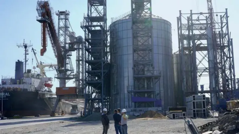 Mariupol port, Ukraine recently completed the construction of a new grain export terminal but G7 agricultural ministers have confirmed that Russia is deliberately targeting and destroying such facilities