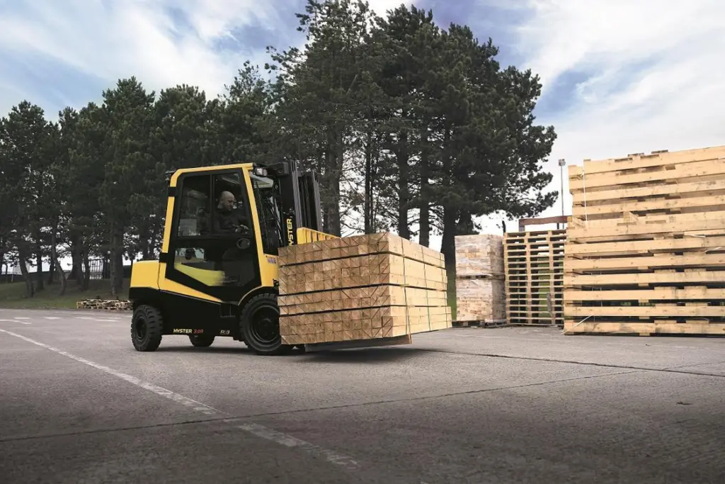 Hyster H3.0A Lift Truck in Outdoor Application_A_R1