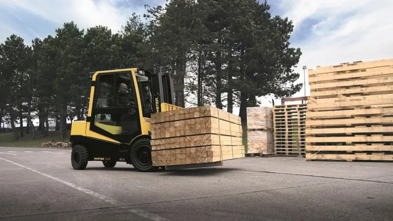 Hyster H3.0A Lift Truck in Outdoor Application_A_R1