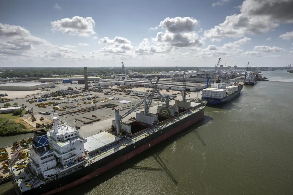 The Georgia Ports Authority will remodel the docks at Ocean Terminal in Savannah to handle two large container ships simultaneously