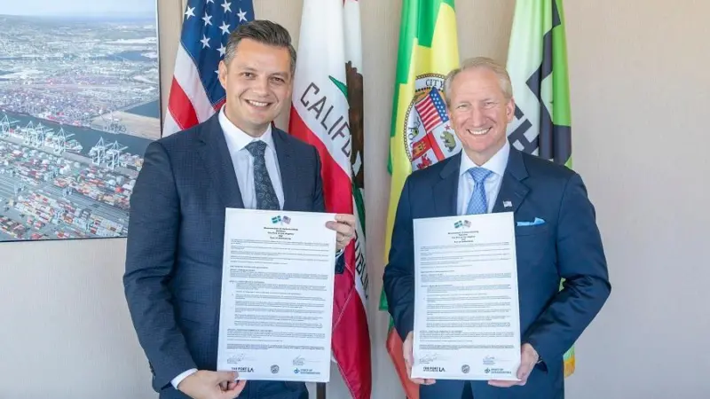 Port of Gothenburg CEO Elvir Dzanic (l) and Port of Los Angeles executive director Gene Seroka