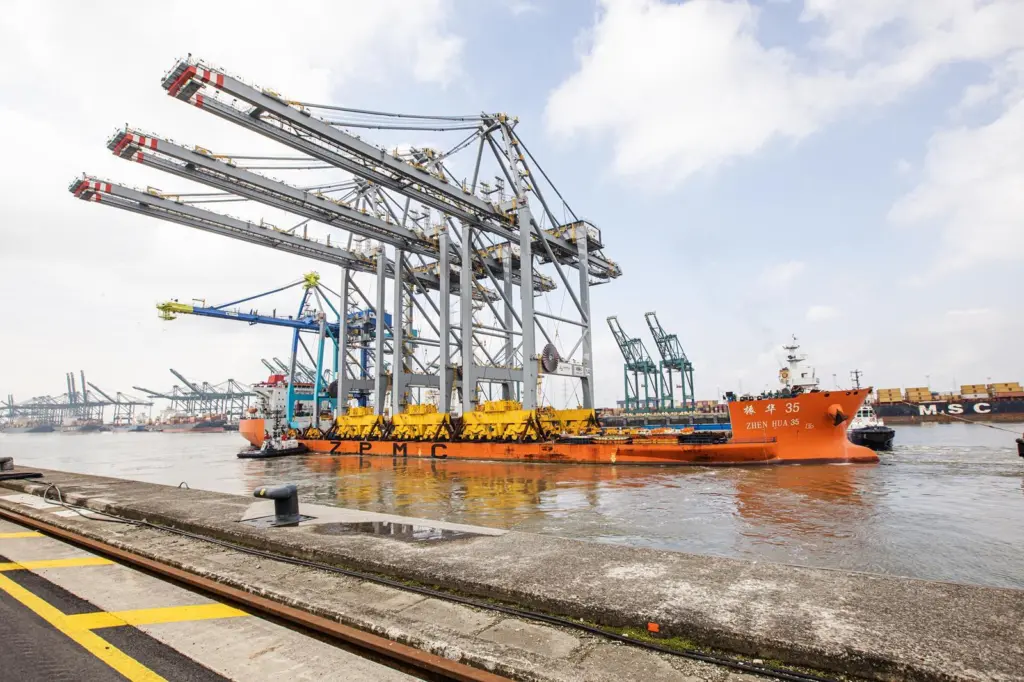 DP World Antwerp Gateway STS cranes